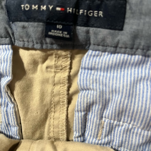 Women’s size 10 women’s Tommy Hilfiger tan shorts. Zipper with button. - Picture 3 of 4